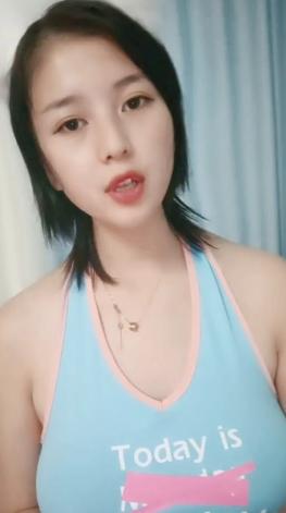 童颜巨乳 新人报道 谁玩谁过瘾 衣服往上一撩 巨乳尤物就呈现 让人蠢蠢欲动 春心难眠！