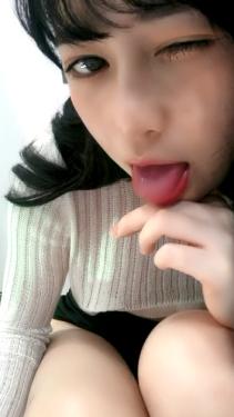 蜜桃美臀卡哇伊清纯萌妹自慰诱惑，白嫩美乳极品粉穴，撩起短裙露肥臀，掰穴特写揉搓阴蒂，没搞几下就流出水来