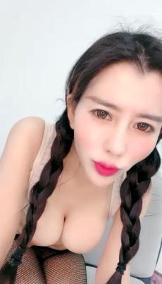 麻花辫翘臀颜值女神自慰大秀  网袜高跟鞋脸盆里尿尿  翘起大白屁股掰穴  揉搓阴蒂手指抠入  半脱下网袜特写小穴