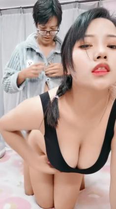 清纯带点性感肉感美女夫妻居家啪啪，揉捏大白奶子，上位骑乘扭动屁股，扶着大屁股后入，撞击奶子一直晃动