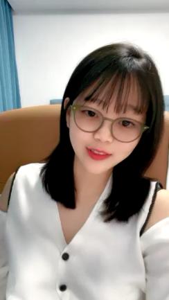 舞蹈系清纯学生萌妹桃子激情诱惑  半脱下内裤露完美肥臀  对着镜头抖臀掰穴  张开双腿一字马  手指抠入拨弄小穴