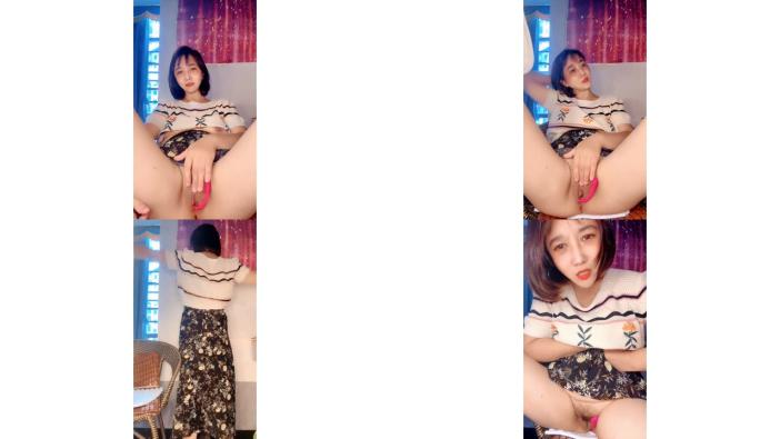 有味道的良家小少妇全程露脸直播赚外快，跟狼友撩骚互动揉奶玩逼，跳蛋塞逼里自慰呻吟，玩弄骚奶子精彩刺激