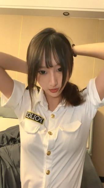 【泡泡咕】收益榜前三 日入过万 极品女神 蜂腰翘臀尤物每天发嗲  今天女警制服  直播间礼物横飞 精彩之极