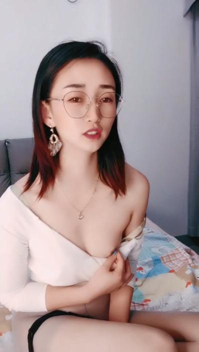 兄妹乱伦游戏有颜值还很骚全程露脸  淫声荡语不断精彩刺激 口交大鸡巴跟她的小哥哥激情抽插浪叫不断好骚啊