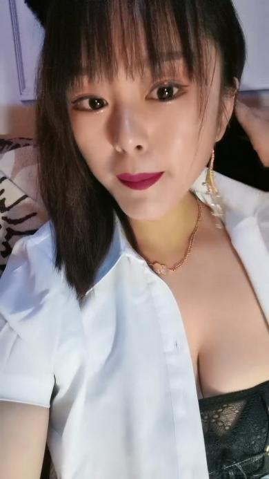 风骚学妹颜值很高  丝袜情趣深夜陪狼友发骚  听狼友指挥自慰骚穴， 浪荡呻吟骚逼特写给狼友看，水真多真刺激