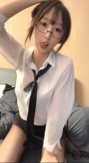 颜值区绿播下海 【0咕噜0】 门票399金币  两场合集  极品女神 双马尾知性装 艳压全场魅惑爆表