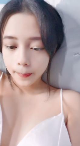 清纯卡哇伊18萝莉嫩妹  白色小吊带  厕所怼着小穴特写尿尿  给小男友口交  骑乘爆操  从下往上视角拍摄