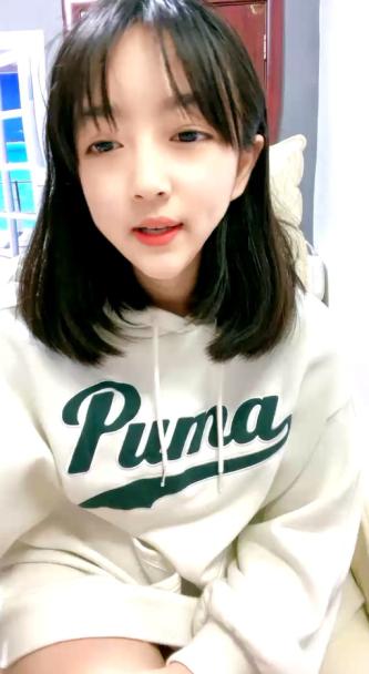 刚下海不久邻家妹妹清纯小妹  年龄不大还挺骚  撩起衣服扭动屁股  掰开小穴洞洞很紧  揉搓阴蒂很享受