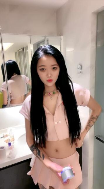 花臂纹身极品美乳红唇小姐姐  卫生间搔首弄姿  M腿振动棒插超嫩粉穴  进出抽插水声哗哗  表情一脸享受