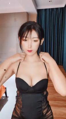 高颜值爆乳御姐 你的小小骚 紧绷的上衣，勾人鼻血的豪乳，可口干净的逼逼，自慰流白浆，叫骚叫得太淫啦