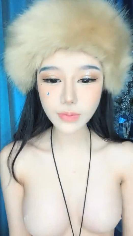 黑丝高挑御姐范极品女神 带个毛茸茸的帽子 像个蒙古人似的黑丝 自慰