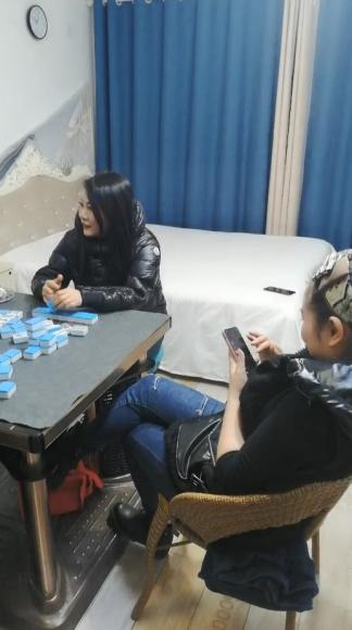换妻论坛招募  两男两女  色情麻将游戏  脱光淫乱群P  骚妇们争奇斗艳 香艳精彩