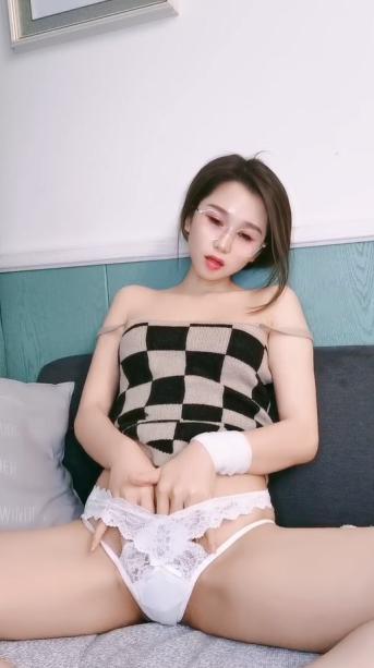 风情万种韵味十足眼镜御姐 隔着内裤抚摸小穴  掰开肥穴双指抠入  手法很娴熟好舒服  白浆四溅  跳蛋假屌齐上场