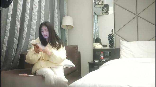 丰乳肥臀骚货  极品肥臀简直完美  休息一天更有劲了  伸进内裤摸逼  老公操我小骚逼