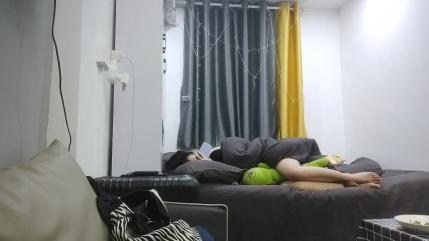 良家00后小女友 第三炮  吹完头发慵懒躺在床上刷抖音  身强力壮的男友还要干 爽翻了
