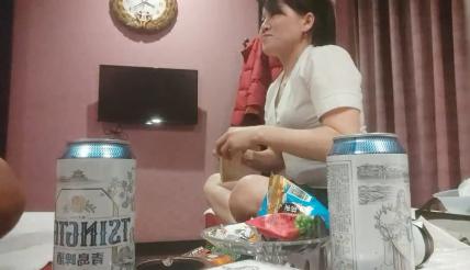短发少妇看着态度真不错  口交啪啪  一对大白兔挺诱 ，解决战斗意犹未尽还想干