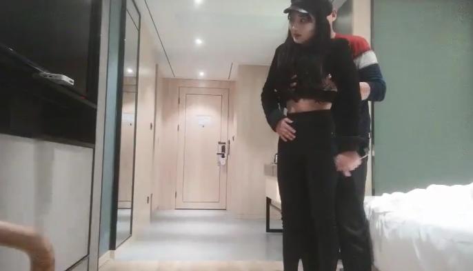 好身材黑帽外围小姐姐  甜美颜值花臂纹身  穿上学生制服  镜头前坐身上揉奶子 双腿肩上扛激情爆操骚逼
