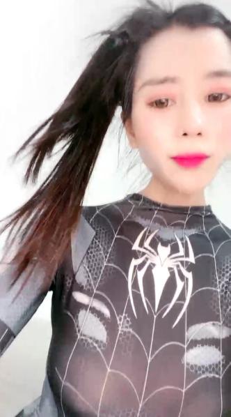 马尾辫爆乳顶级女神  蜘蛛侠开档情趣装  胸前割开露奶子  蜜桃美乳翘起掰穴  乳晕滴蜡极度淫骚  吊带黑丝更是诱人