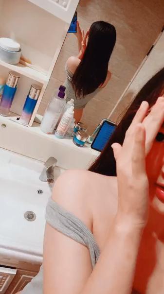 【问就是已成年】大一学生妹  期末考试结束回家了  下学期生活费怎么办  浴室漏奶自慰 好粉嫩的青春胴体