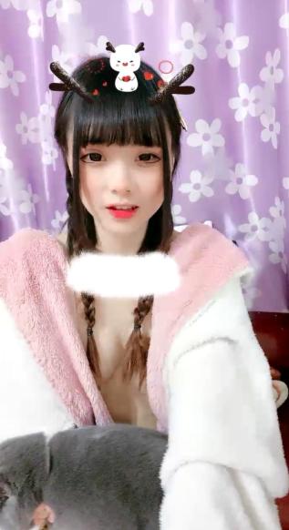 小虎牙萌妹小萝莉  两根麻花小辫子  撩起睡衣扭动美臀  白嫩奶子掰穴特写  紧致粉嫩微毛小逼 笑起来甜美很是诱人