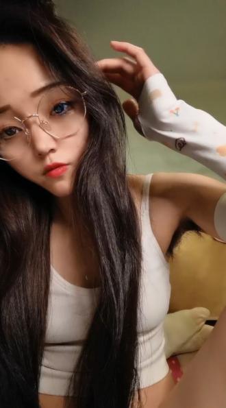 大胡子多毛性欲强新人红唇美妞  掰开塞逼一顿猛扣  水声哗哗手法娴熟  想要被操哥哥给我  快舔我淫语骚话不断  极度淫骚