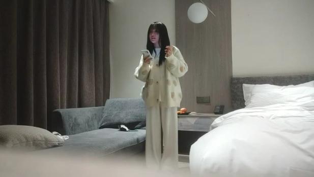 今夜专攻嫩妹  20岁小萌妹  听话随便亲  打桩机一点儿也不怜香惜玉 暴力输出干瘸，瘫倒在床服了