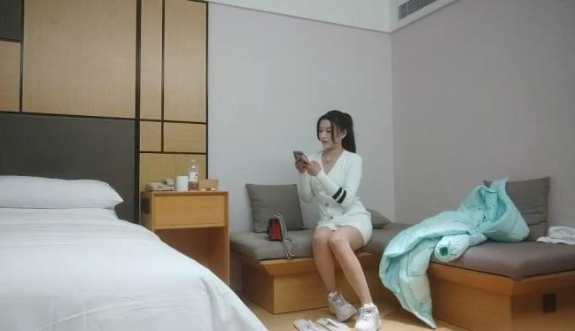 170CM顶级外围女神，坐在身上揉胸摸腿，怼着骚穴爆插 ，搞得太猛妹子有点受不了