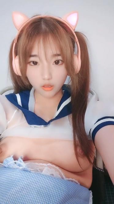 无毛萝莉骚女友全程露脸制服诱惑  清纯可爱的颜值道具激情抽插骚穴  呻吟可射搞到自己高潮喷尿  精彩刺激