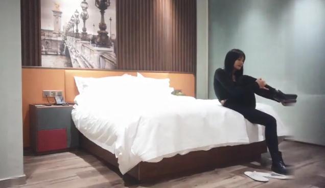 腰以下多是腿168CM兼职小姐姐 蹲在地上吃JB  刚下海口活生疏  搂着脖子抱起来操  最后冲刺搞的妹子太爽了