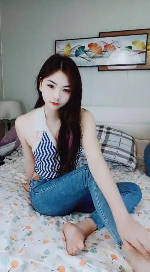 【极品瑜伽教练】牛仔裤女神  只脱一般裤子是不是更有感觉？肤白貌美  再配上高跟鞋 无套啪啪 香艳刺激
