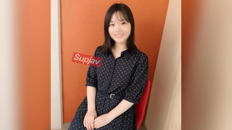 152cm刚毕业的浓毛まこちゃん，娇小身体被激烈抽插，口内射精吞下两发