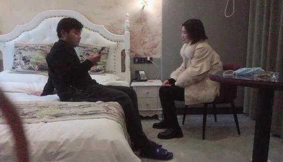 短发小骚货  换上情趣装黑丝袜  69姿势舔逼口交  坐在圆桌子上猛操  搞到高潮呻吟