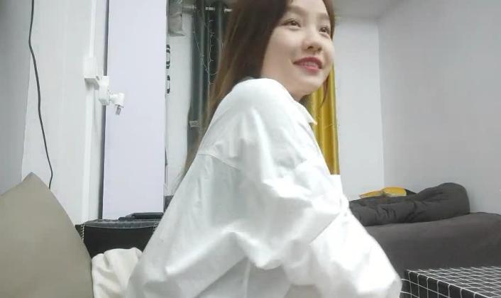 良家00后嫩妹 扶着大屁股后入爆操 被妹子夸好厉害 冲刺猛操搞得受不了