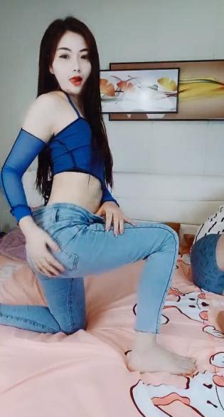 【极品瑜伽教练】蓝衣战神 牛仔裤性爱专家 肤白貌美俏佳人 依然是风骚吊打全场 无套啪啪精彩不断