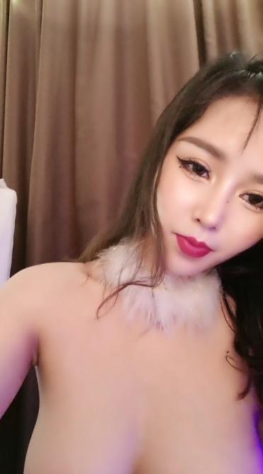 近日刚播身材好到爆炸美妞  丰乳肥臀一线天馒头逼 单腿黑丝抖动美臀 揉搓骚逼流出白浆 大红唇很妖艳简直极品