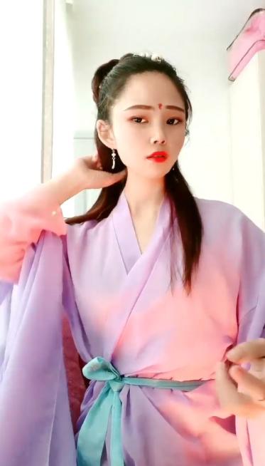 22岁哺乳期-古典气质女神  小哥哥来帮我挤奶呀  要喝奶的来啦  小樱桃般的乳房 产出的奶白白 看着就好可口啊！