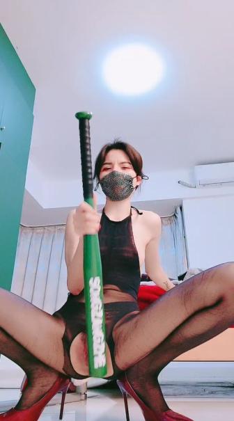 【170cm顶级美腿女神】棒球棒拖把大茄子自慰  开档黑丝茄子插入  太大撑爆骚穴 站立拖把柄抽插  极其淫荡太骚