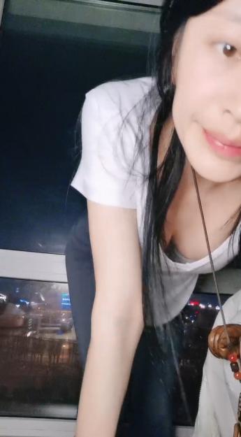 【爱唱歌的小妹妹】先给大家唱个歌再大秀  学过瑜伽身体素质比较好  超粉嫩小穴周围长了一圈毛  哥哥要不要插进来