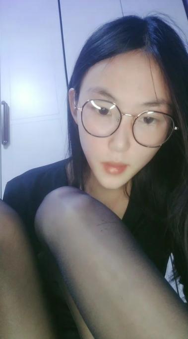 【外表清纯大学生眼镜妹】一身黑衣开档黑丝 翘起顶级美臀特写  拿出水晶假屌超大  骑乘抽插无毛骚逼 逼洞多被撑大了