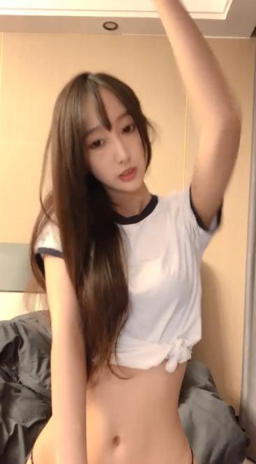 【撸点极高】九分超高颜值19岁美少女  偶像明星级别颜值 吊打各路网红  刚发育好的奶子最可口 收益榜日入好几千