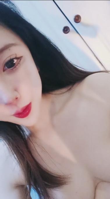 【今日首播红唇网红女神】全裸大尺度自慰 张开美腿双指猛扣  搞得骚穴很湿一直流水  娇喘呻吟  爸爸快操我骚话多