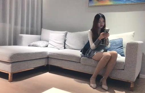 【九头身175CM大长腿】逆天美腿外围女神 穿上高跟鞋 比男的高了一个头 有萌萌的脸蛋形成反差 床上征服她