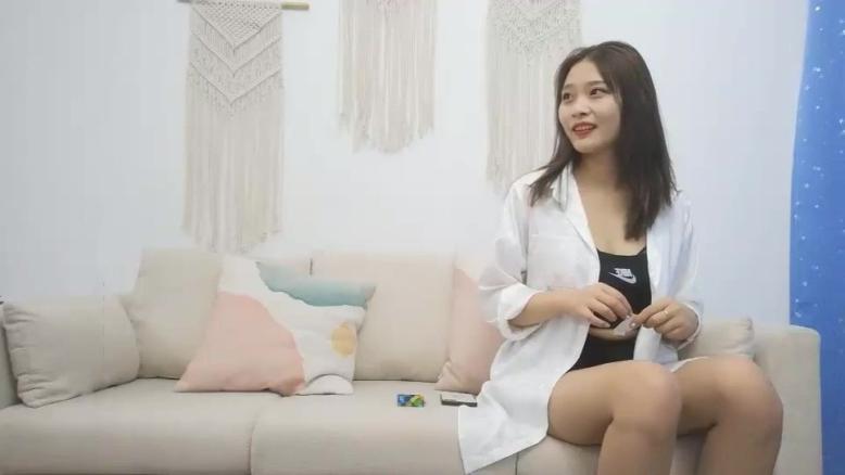 【气质绝佳兼职美妞】纹身猛哥尽情爆操，骑在身上大屌洞口磨蹭，圆润美臀对着镜头，手指磨蹭骚穴，扶着屁股大力撞击