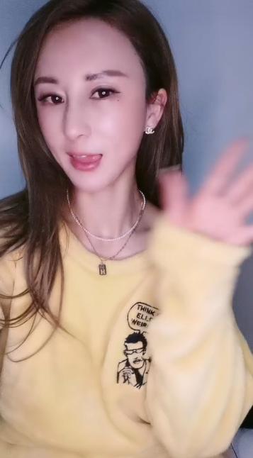 【颜值区酒窝美女转黄播】刚下海小尺度，露奶子极品翘臀，聊聊天看看骚逼，脱下内裤特写掰穴，看完美女去睡觉了