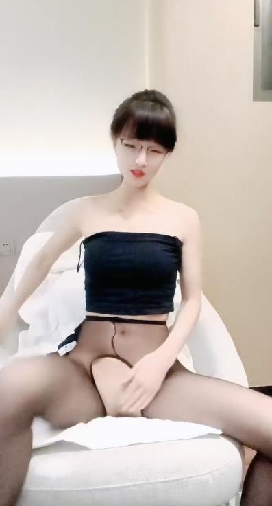 极品骚女酒店约炮87年已婚男，喜欢把逼毛剃掉，马尾辫眼镜御姐，吸吮大屌口活很专业，开档丝袜骑乘蠕动，娇喘尿尿在垃圾桶