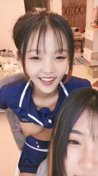 【纹身大奶妹带漂亮闺蜜下海】情趣装小短裙，坚挺奶子乳头尖尖，扭动屁股摆弄，笑起来清纯甜美很诱人