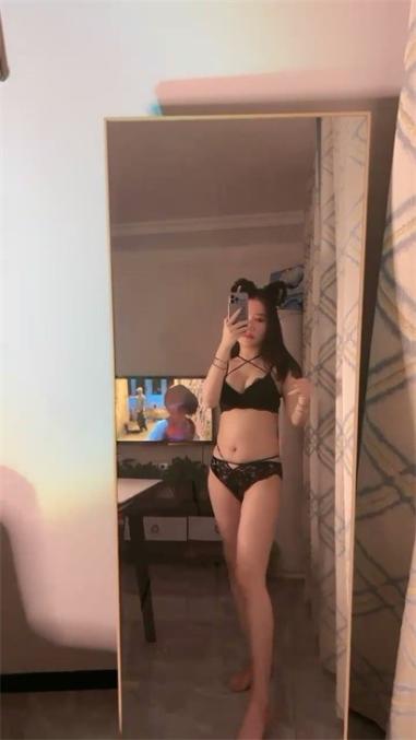 女神极品女友，颜值界的扛把子，先爬下给细腻口交，无套后入，换了好多姿势，最后撸射在阴毛上真爽