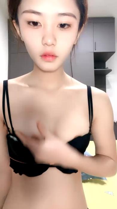 00后小美女肥逼苗条嫩妹  刚下海不久  脱光拉珠插入菊花  掰开小穴特写 手指扣入超近视角  翘起屁股扭动很是诱人