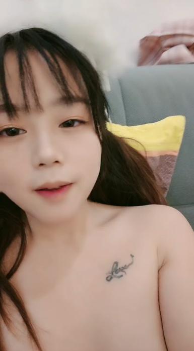卡哇伊新人双马尾小萝莉  炮友扣逼高潮喷水  跪在椅子翘起美臀  口交足交骑乘爆操  年龄不大非常骚 掰开小穴特写