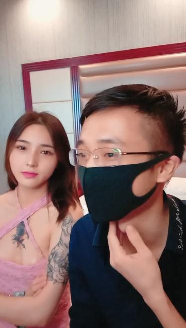 约个颜值不错的妹子酒店啪啪直播现场，全程露脸主动撸起小哥的鸡巴带上套子，激情上位抽插，精彩刺激不断